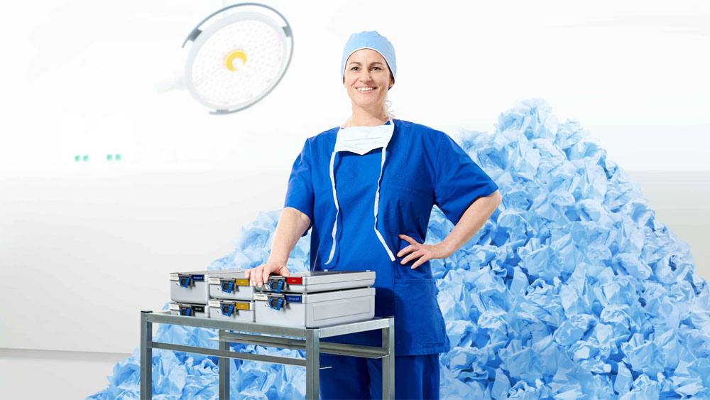 Presentation of the advantages of reusable packaging compared to disposable packaging in the reprocessing of dental instruments. Photo of a dental surgeon with sterile containers in front of a mountain of used disposable packaging for dental instruments. Link to a comparative scientific study.